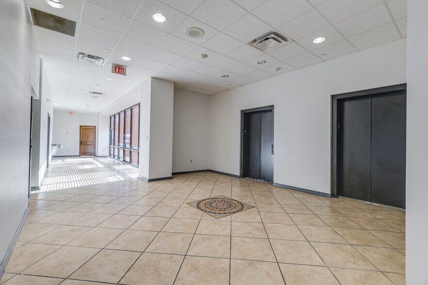 More Photos Of 2500 N 7th St, West Monroe Office For Lease