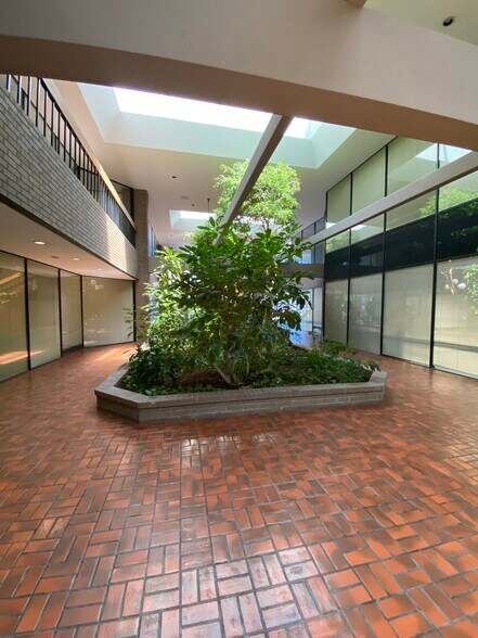 More Photos Of 10810 Katy Fwy, Houston Office For Lease