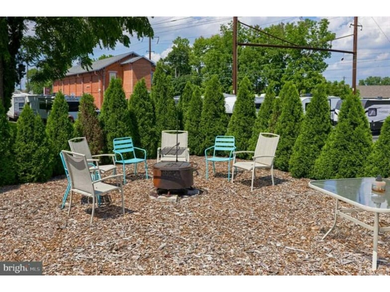 More Photos Of 240 Railroad Ave, Bird In Hand Flex For Sale