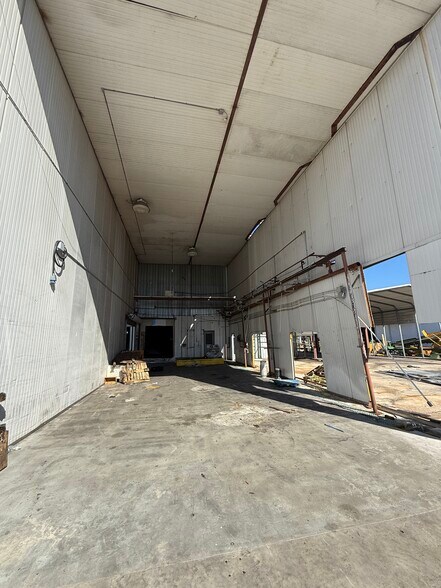 More Photos Of 650 Avenue R SW, Winter Haven Distribution For Sale