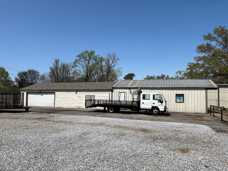 More Photos Of 4277 Pidgeon Roost Rd, Memphis Service For Sale