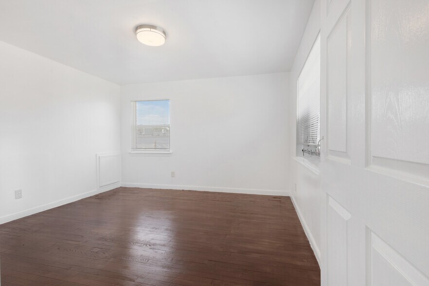 More Photos Of 5804 Newcastle St, Bellaire Office For Lease