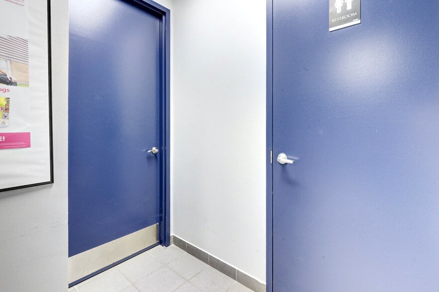 More Photos Of 3145 Dundas St W, Mississauga Storefront Retail Office For Lease