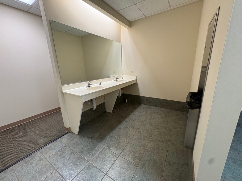 More Photos Of 450-480 E Roosevelt Rd, West Chicago Unknown For Lease