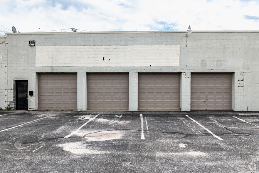 More Photos Of 215 N Grant Ave, Springfield Light Distribution For Lease