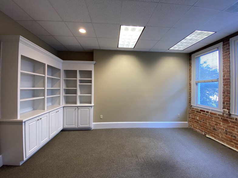 More Photos Of 217-219 E Washington St, Greenville Storefront Retail Office For Lease