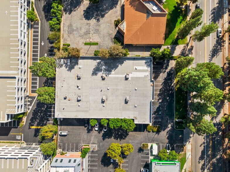 More Photos Of 21725 Erwin St, Woodland Hills Storefront Retail Office For Sale
