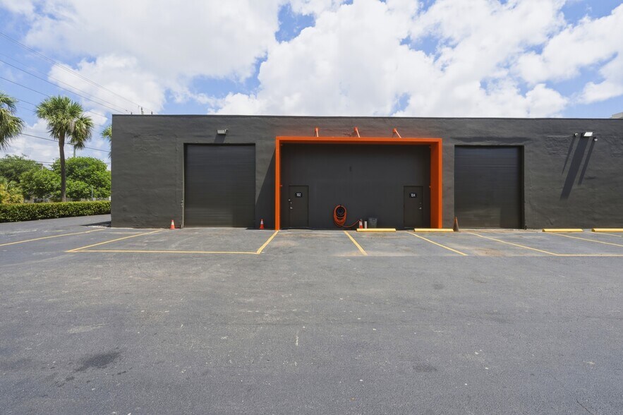 Primary Photo Of 2968 Ravenswood Rd, Fort Lauderdale Warehouse For Lease