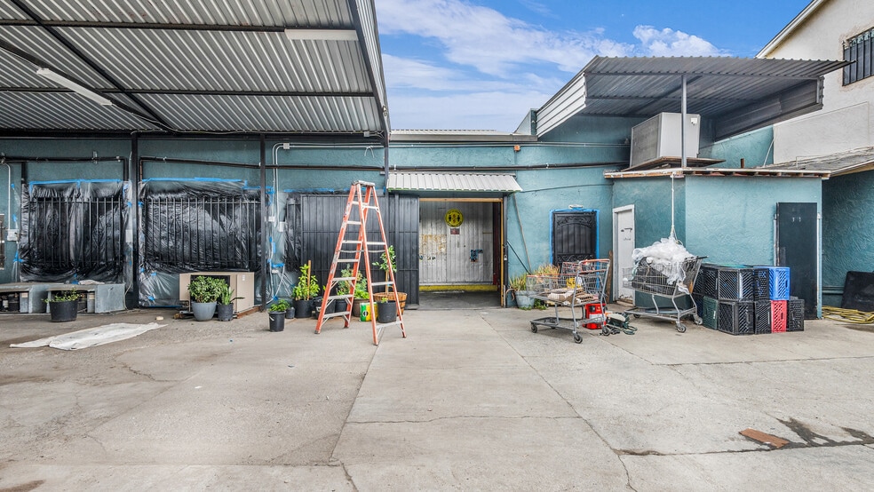 More Photos Of 909 53rd Ave, Oakland Warehouse For Sale