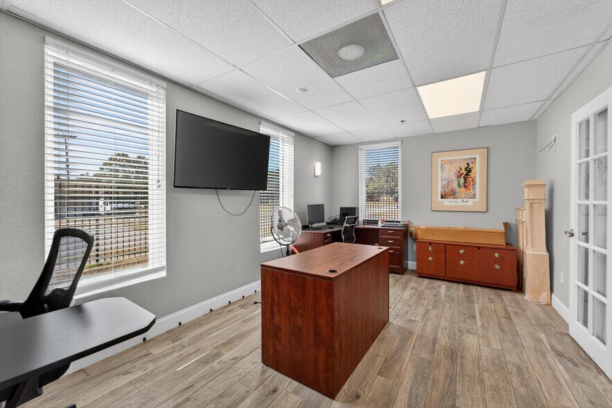 More Photos Of 3411 N 29th St, Tampa Office For Sale