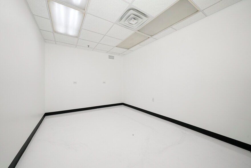 More Photos Of 9050 W 81st St, Justice Medical For Lease