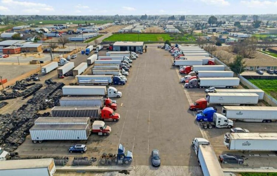 More Photos Of 104 E White Ln, Bakersfield Flex For Sale