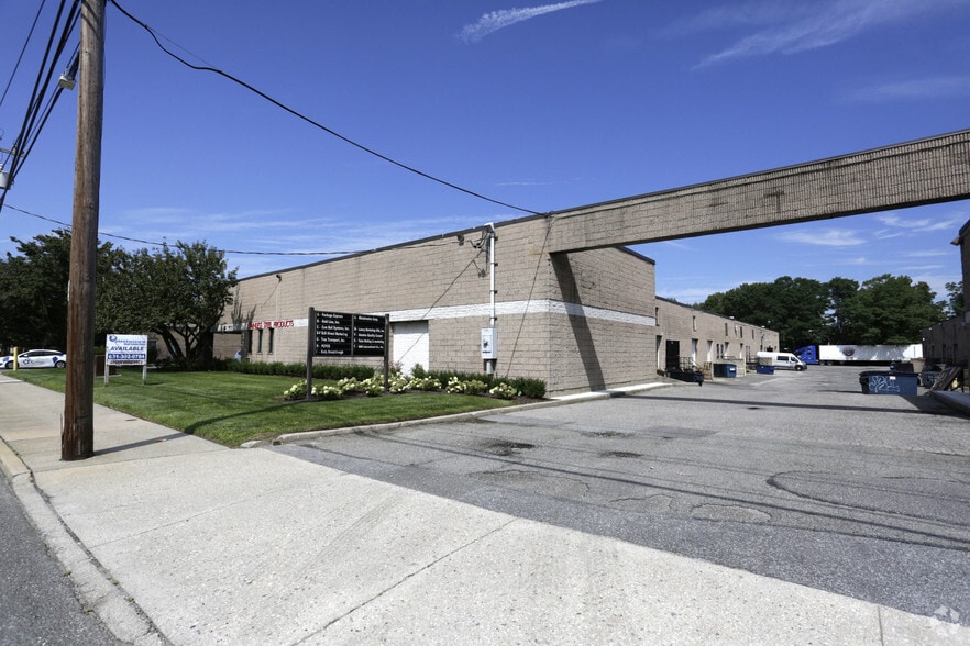 More Photos Of 561 Acorn St, Deer Park Warehouse For Lease