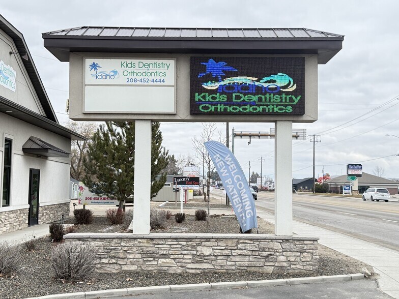 More Photos Of 1619 N Whitley Dr, Fruitland Restaurant For Lease