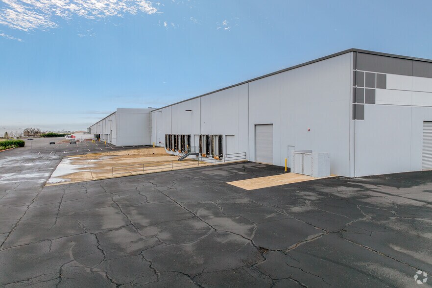 More Photos Of 3071 Venture Dr, Lincoln Warehouse For Lease
