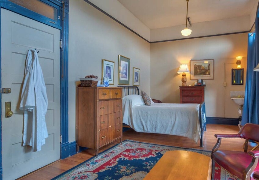 More Photos Of 23 N Leroux St, Flagstaff Hotel For Sale