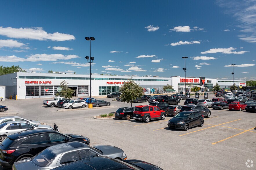More Photos Of 5205 Boul Robert-Bourassa, Laval Unknown For Lease