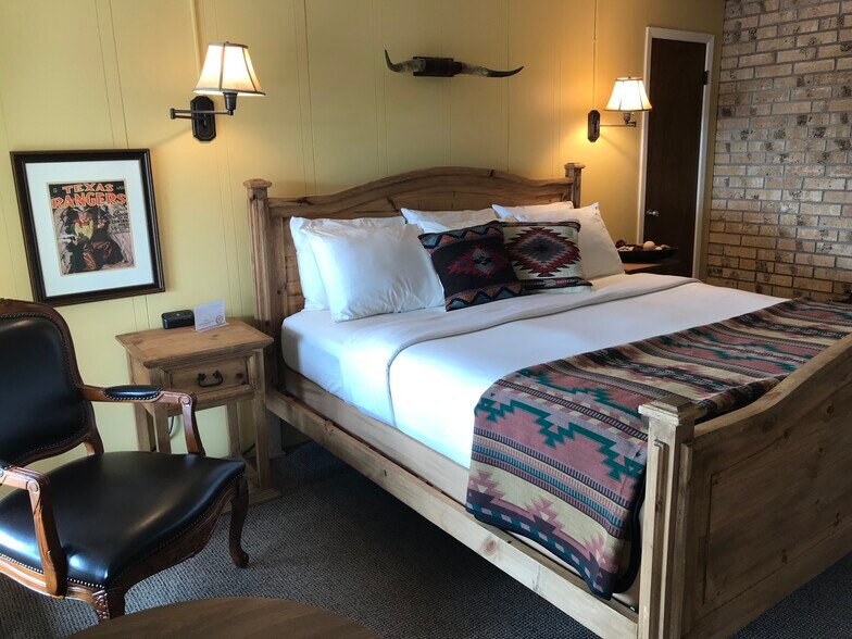 More Photos Of 401 US Highway 67, Santa Anna Hotel For Sale