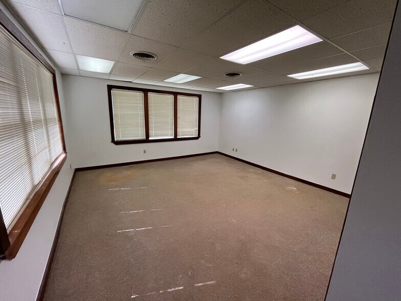 More Photos Of 209 S Pioneer Dr, Abilene Flex For Lease