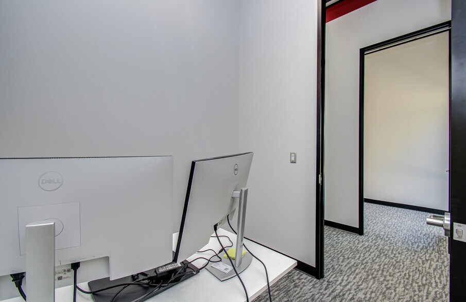 More Photos Of 9330 Kirby Dr, Houston Research And Development For Lease