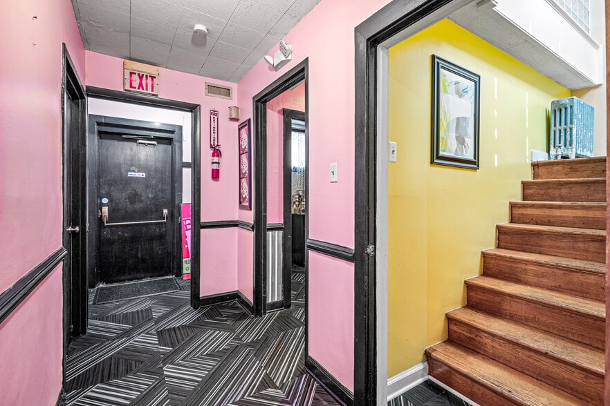 More Photos Of 10 S Crenshaw Ave, Richmond Freestanding For Lease