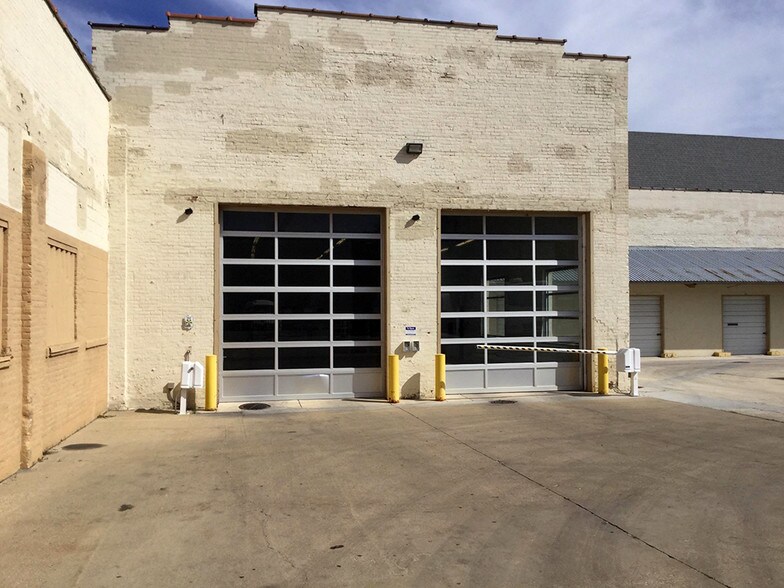 More Photos Of 2051 N Austin Ave, Chicago Self Storage For Lease