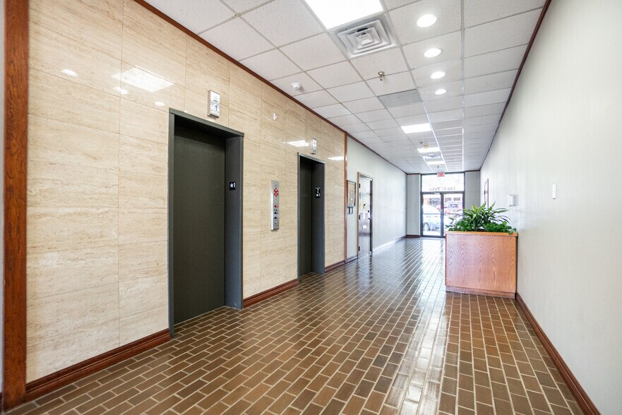 More Photos Of 140 E Tyler St, Longview Office For Lease