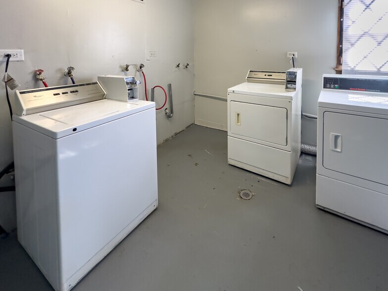 More Photos Of 1025 W Vermont Ave, Calumet Park Apartments For Sale