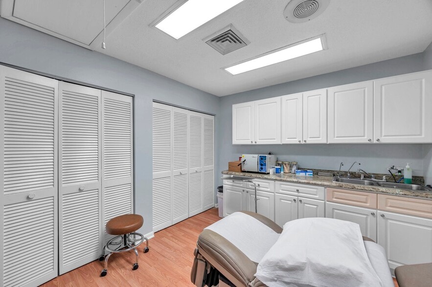 More Photos Of 561 S Duncan Ave, Clearwater Medical For Sale
