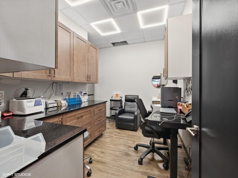 More Photos Of 3916 N Broadway St, Chicago Storefront Retail Office For Sale