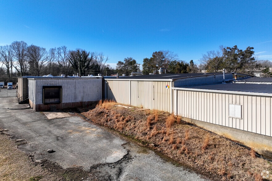 More Photos Of 1218 Hickory Chapel Rd, High Point Light Distribution For Lease