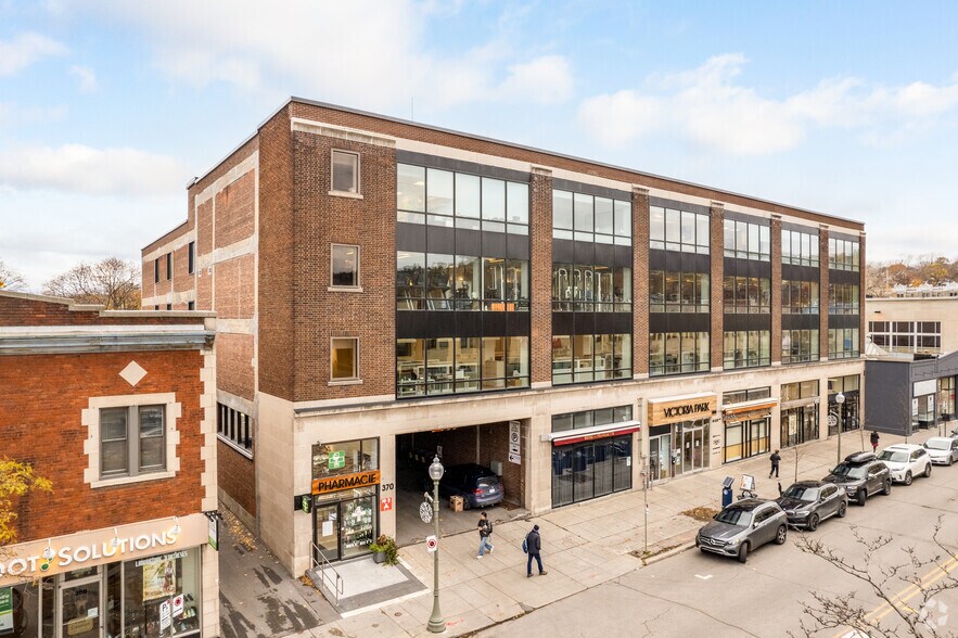More Photos Of 370-382 Av Victoria, Westmount Office For Lease