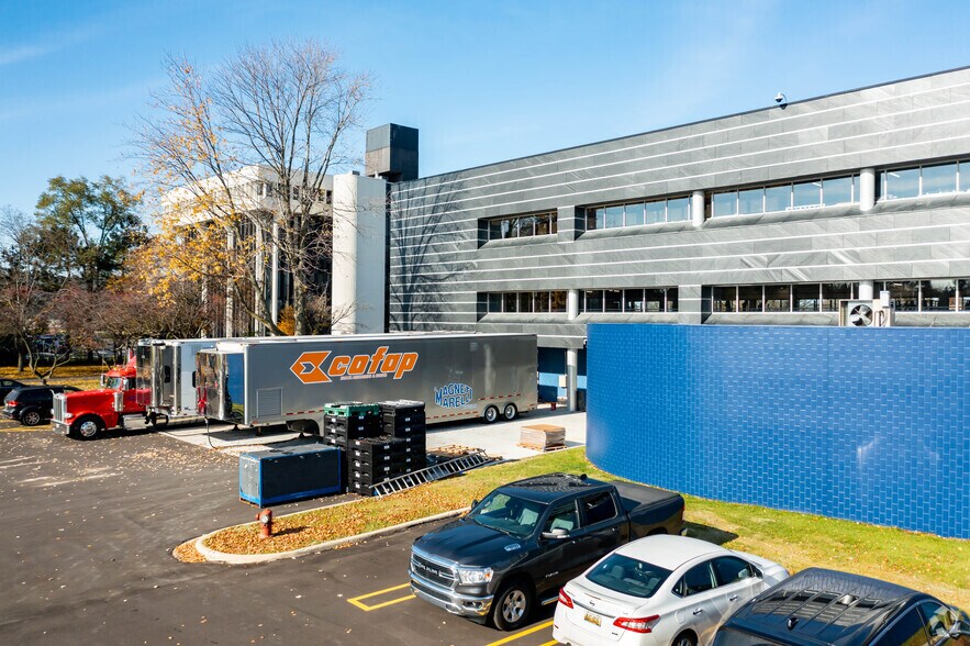 More Photos Of 26555 Northwestern Hwy, Southfield Office For Lease