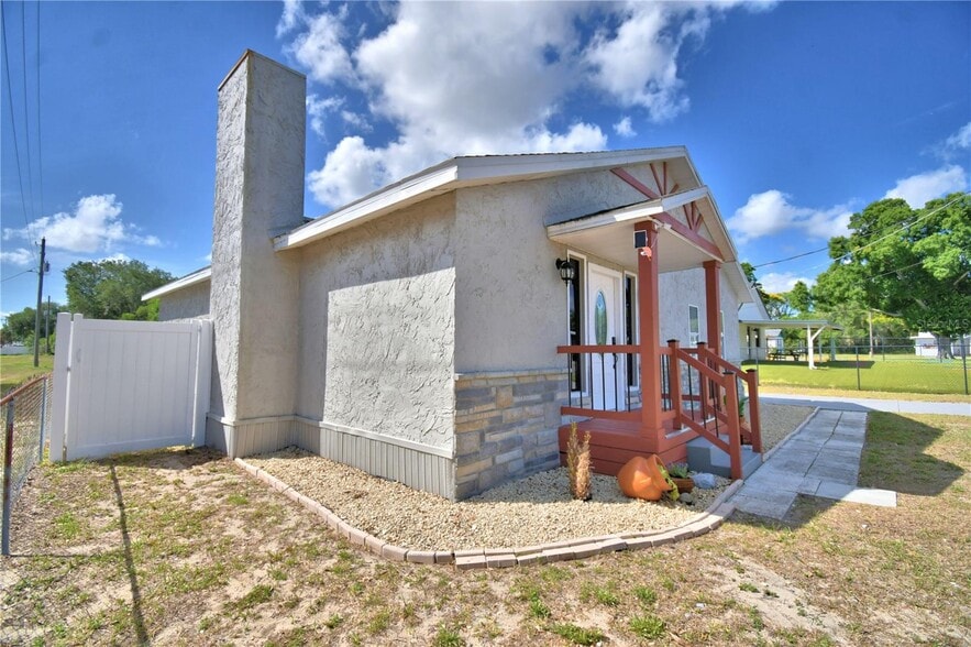 More Photos Of 208 Center St, Auburndale Office For Sale