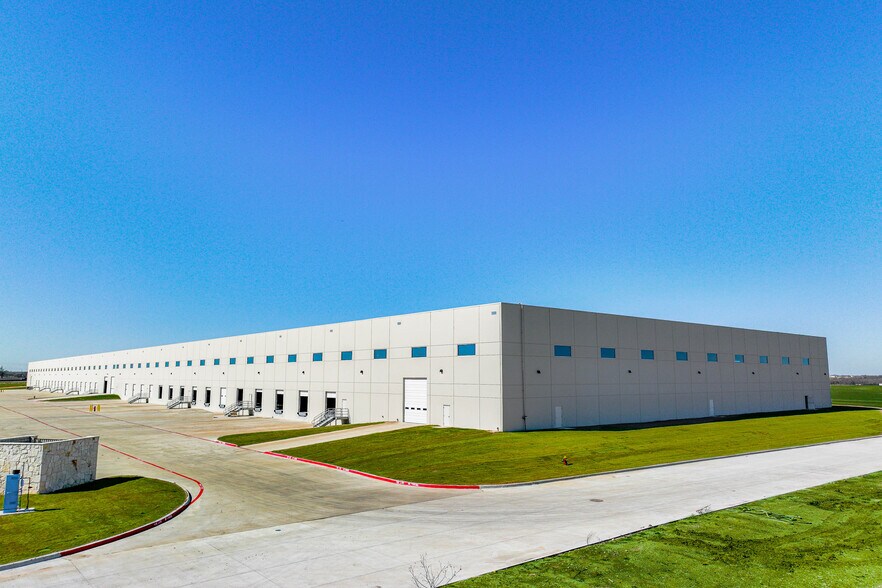 More Photos Of 611 N Stemmons Fwy, Sanger Warehouse For Lease