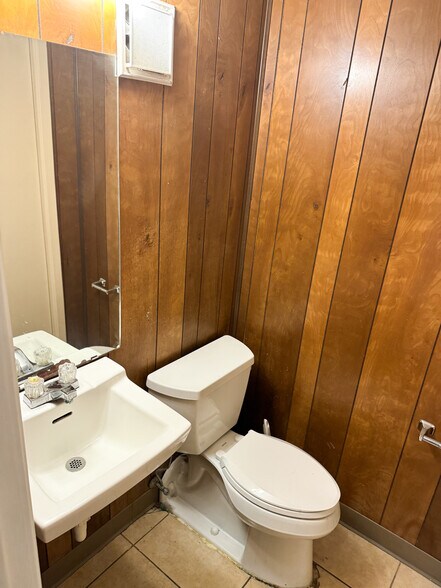 More Photos Of 3630 Almazan Dr, Dallas Medical For Lease