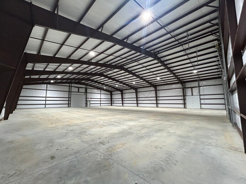More Photos Of 1206 Nashville St, Russellville Warehouse For Lease