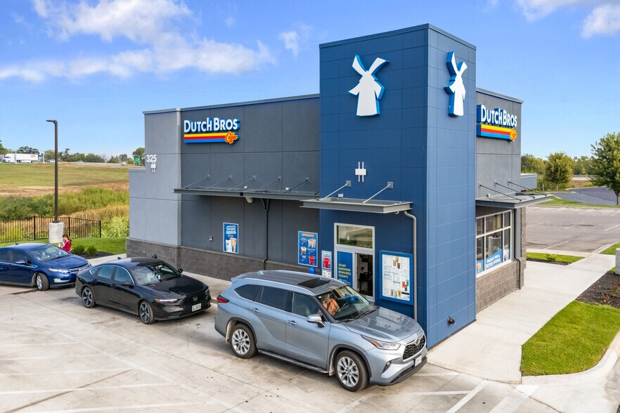 More Photos Of 325 E Russell Ave, Warrensburg General Retail For Sale