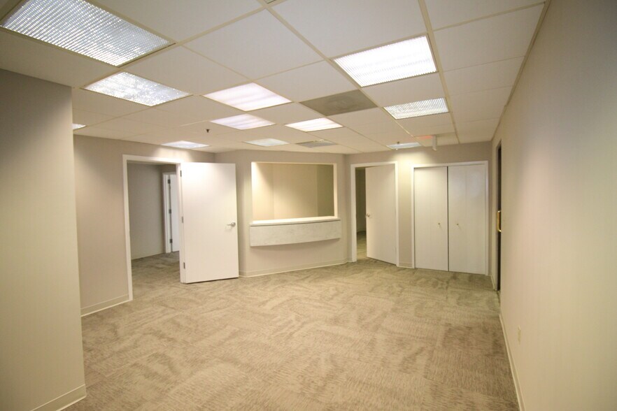 More Photos Of 21495 Ridgetop Cir, Sterling Medical For Sale