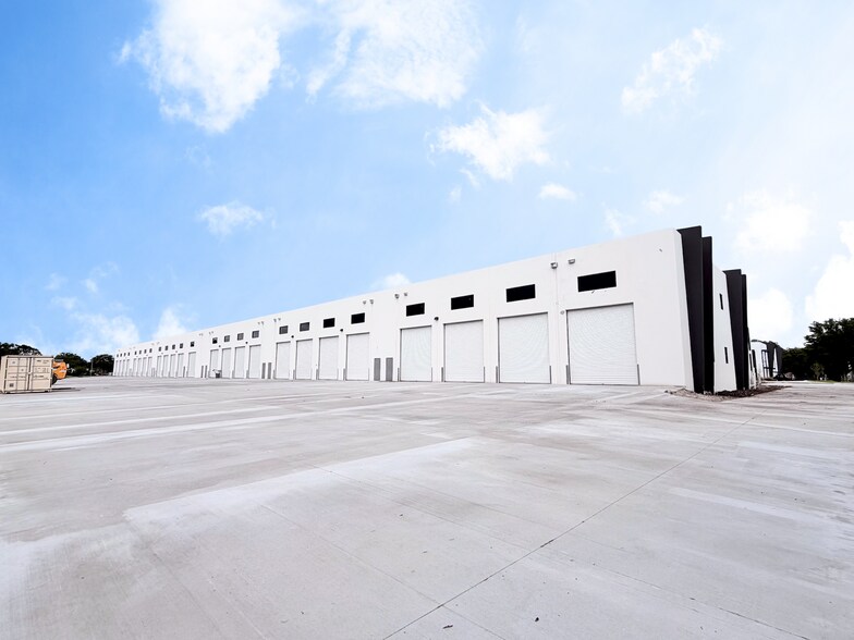 More Photos Of 3929 Pipkin Rd, Lakeland Warehouse For Lease