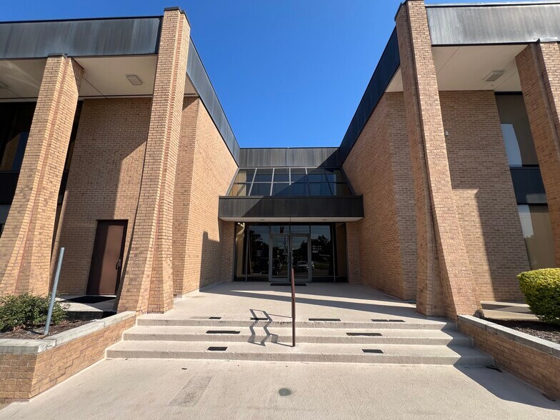 More Photos Of 3400 Avenue H, Rosenberg Office For Sale