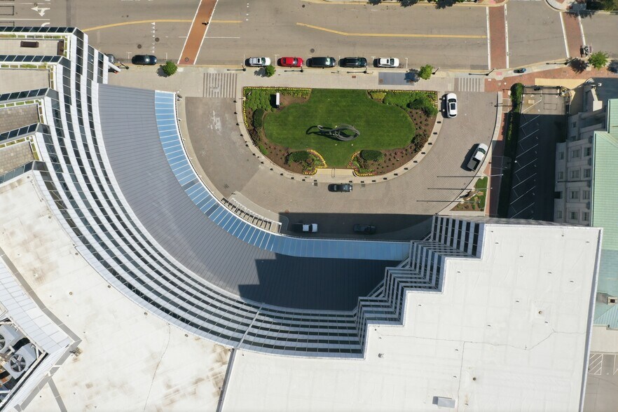 More Photos Of 101 W Main St, Norfolk Office For Lease