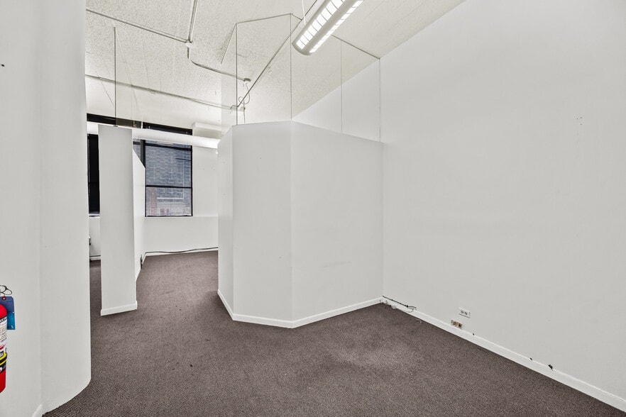 More Photos Of 222 W Ontario St, Chicago Loft Creative Space For Lease
