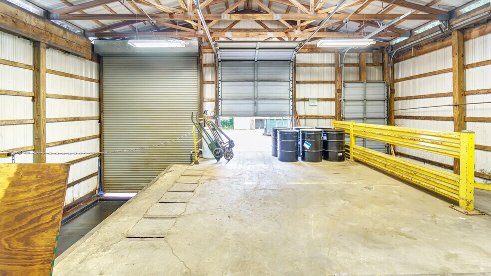More Photos Of 150 Coldenham Rd, Walden Warehouse For Lease