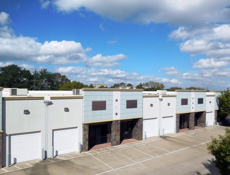 More Photos Of 404 W Powell Ln, Austin Unknown For Lease