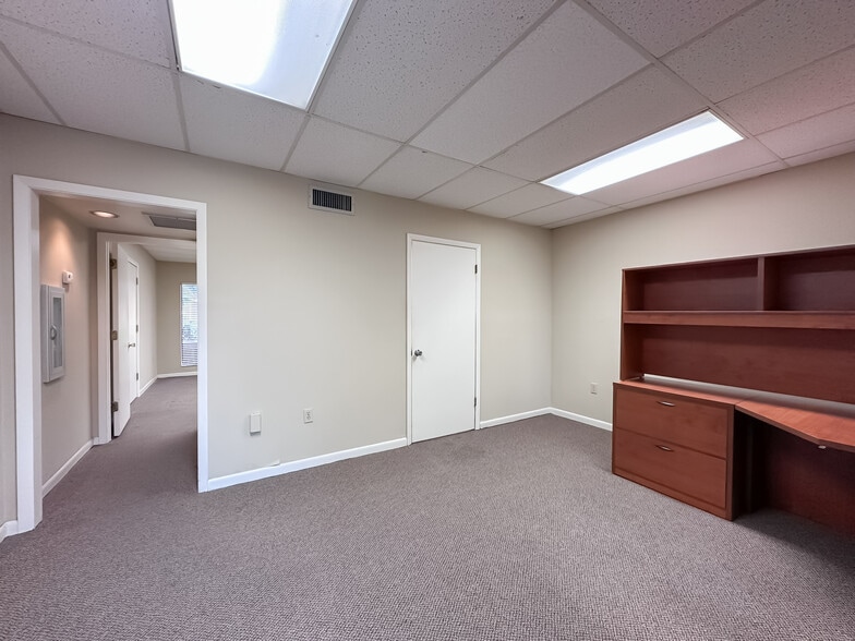 More Photos Of 1979 E Edgewood Dr, Lakeland Office For Lease