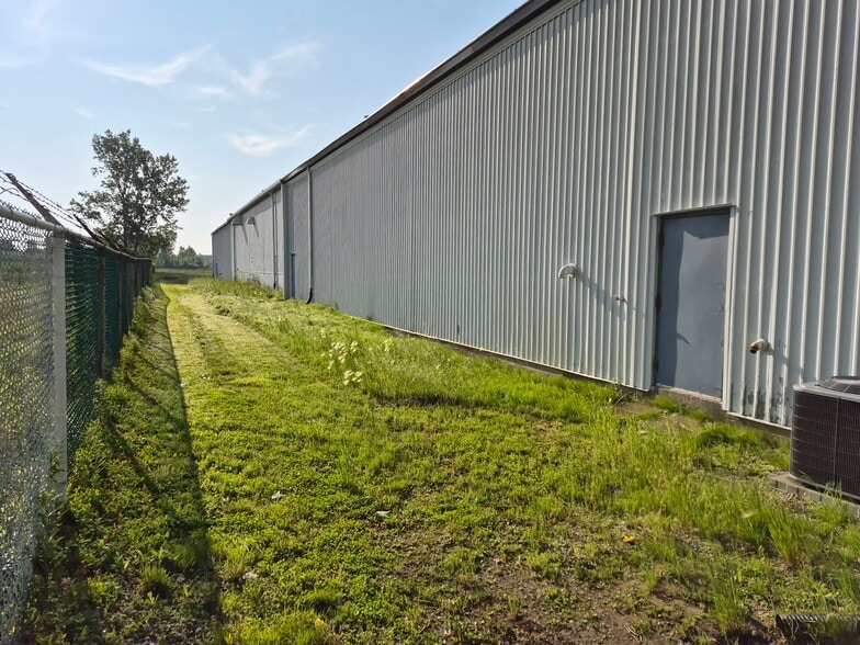 More Photos Of 280 Centre St, Petrolia Manufacturing For Lease