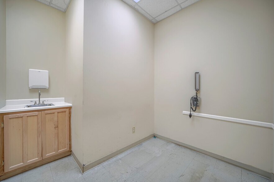 More Photos Of 79 Route 59, Airmont Medical For Lease