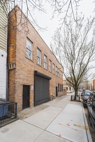 More Photos Of 102-106 Calyer St, Brooklyn Office For Sale