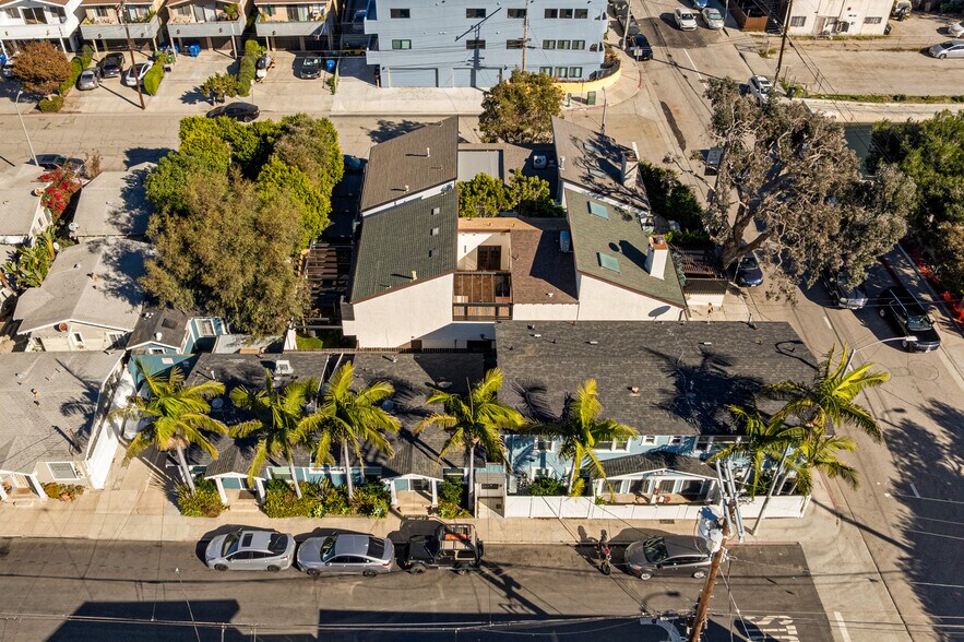 More Photos Of 2008-2020 Strongs Dr, Venice Apartments For Sale